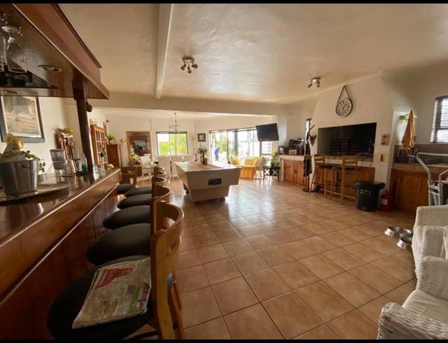 BUSINESS FOR SALE IN COUNTRY CLUB